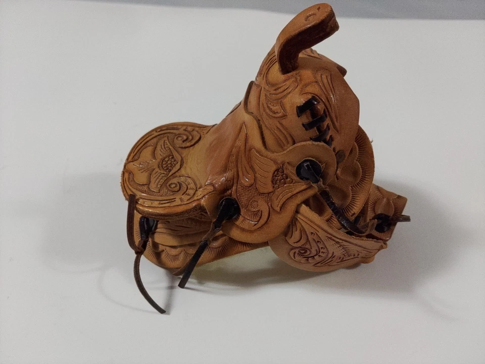 Silla de montar de cuero miniatura para caballos de 5 1/2" de largo x 4" de ancho falta 1 estribo Foto 4 de 4