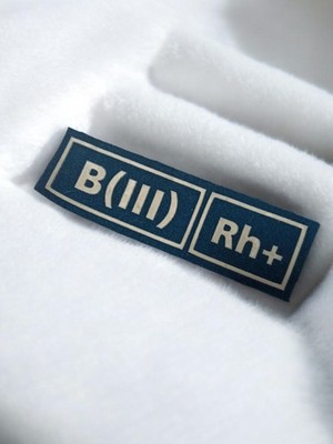 Vintage Aufnäher Blutgruppe B (III) RH+ Tab, blaue Stickerei, altes Badge