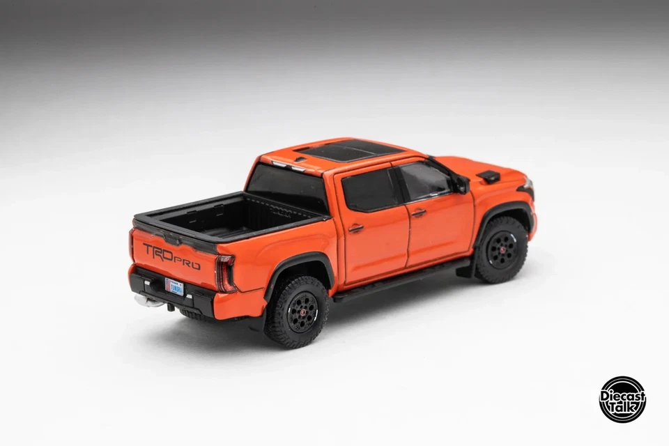 GCD 1:64 Toyota Tundra TRD PRO Solar Octano con accesorios DiecastTalk Foto 4 de 4