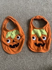 Baberos de calabaza bebé F&F x2 en muy buena condición