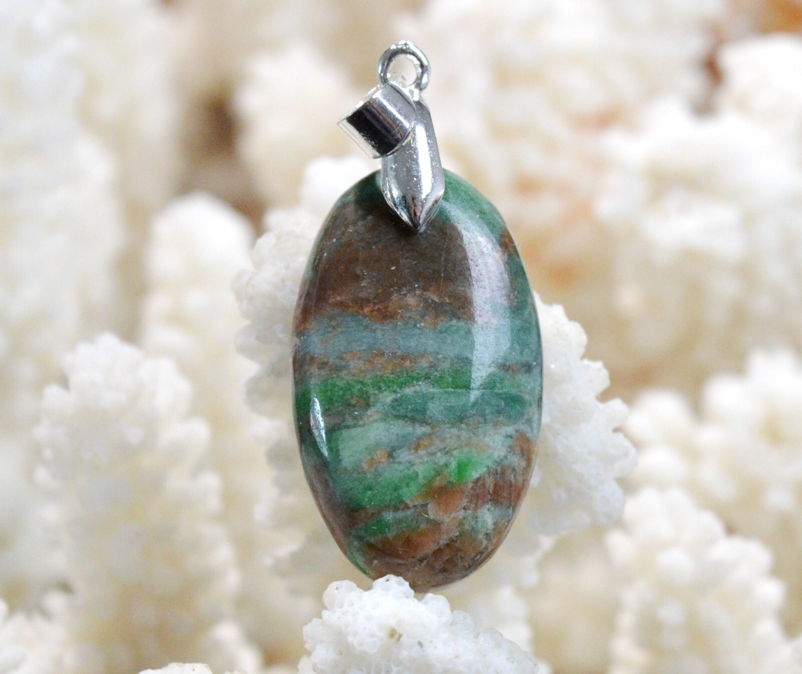 Jade omphacite et gedrite grenat 37 ct : fini les bijoux banals