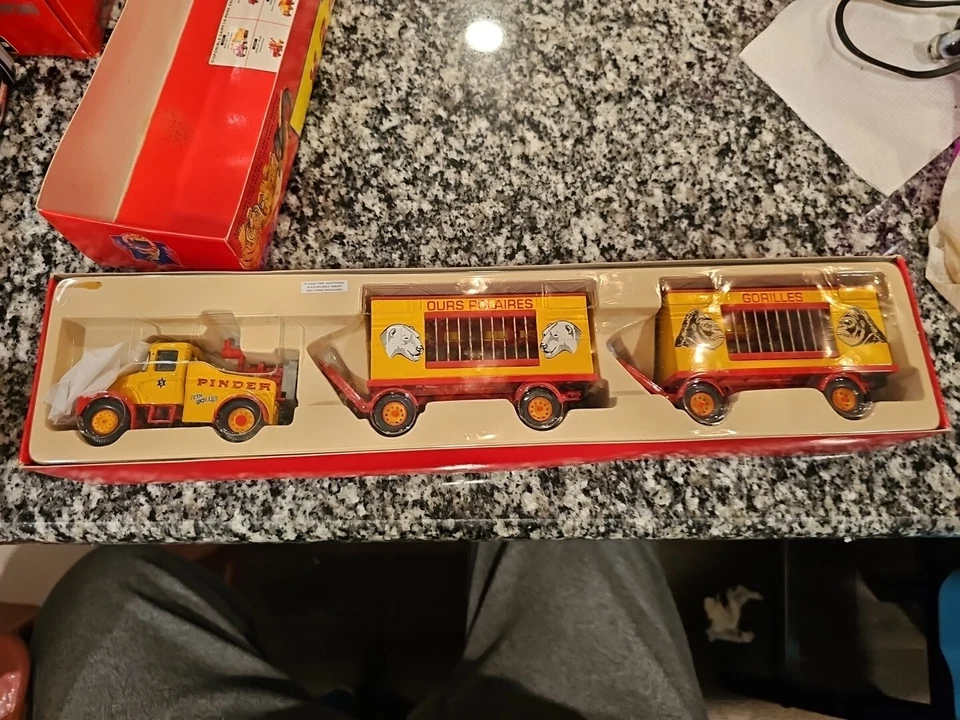 Corgi-PINDERS CIRCUS-1997 SCAMMEL HIGHWAYMAN WITH TWO CAGE TRAILERS - Image 4 of 4