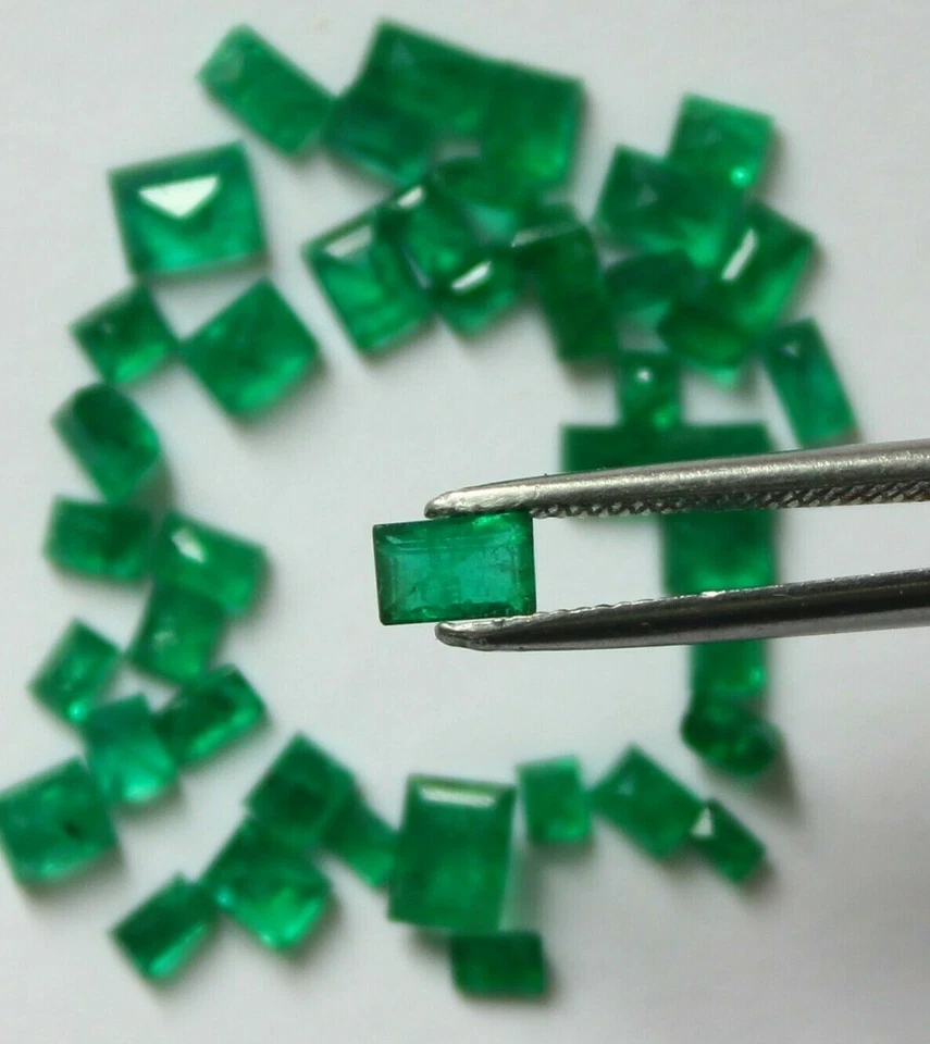 Piedras preciosas sueltas facetadas verdes de múltiples formas y tamaños esmeralda natural, #777. Foto 3 de 4