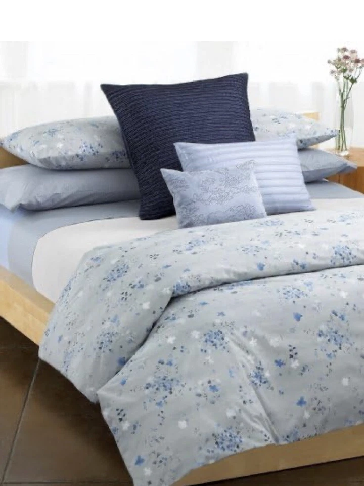 Dos fundas de almohada estándar Calvin Klein flor azul. ¡Nuevo! Foto 2 de 4