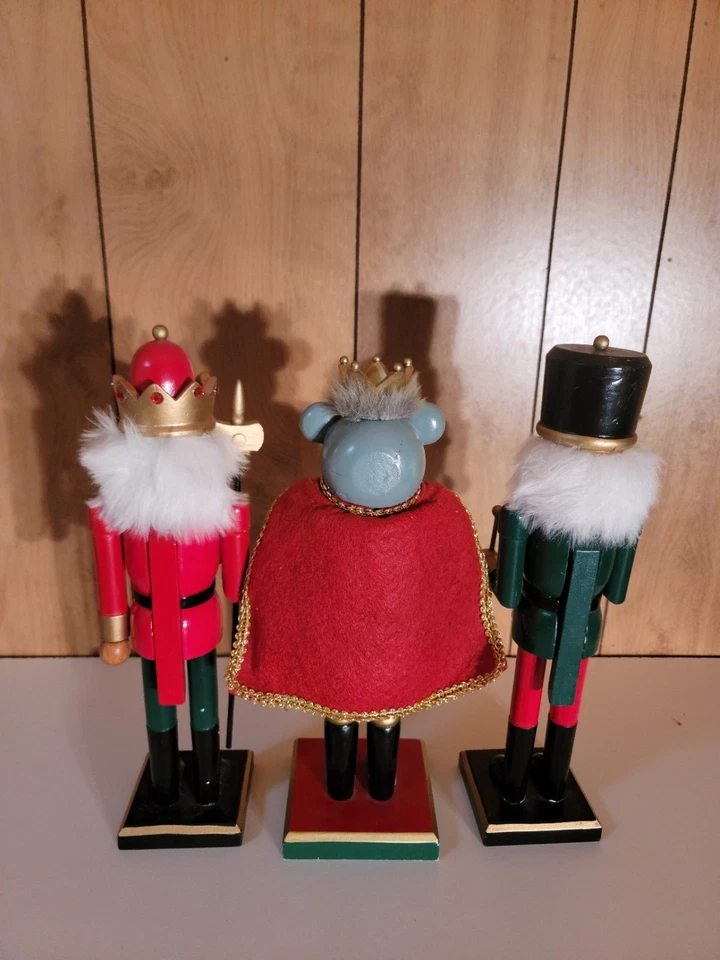 Cascanueces de madera vintage de 16" Collection Three Foto 4 de 4