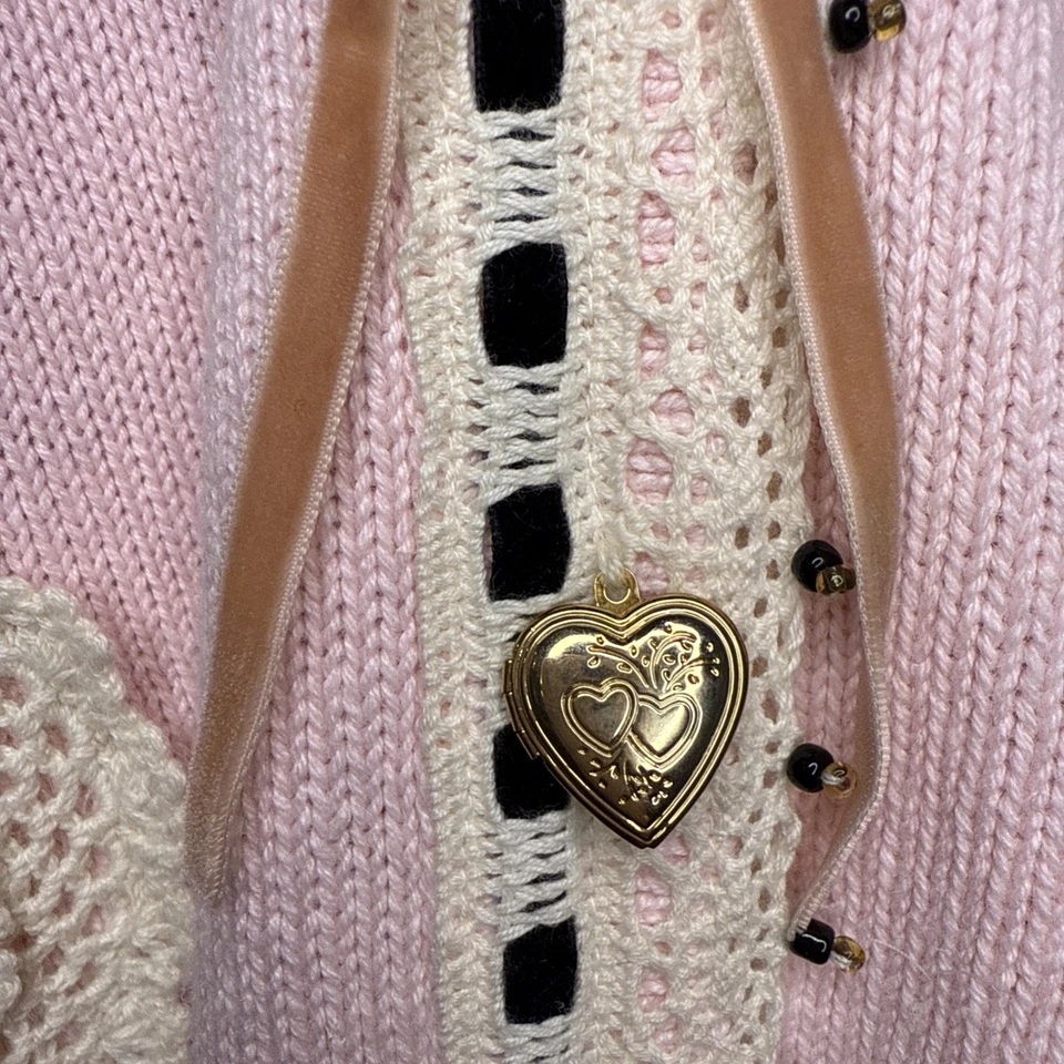 Libro de Cuentos Tejido Rosa Suéter Crochet Corazones Cuentas Terciopelo Abuela Núcleo Talla XL Foto 3 de 4