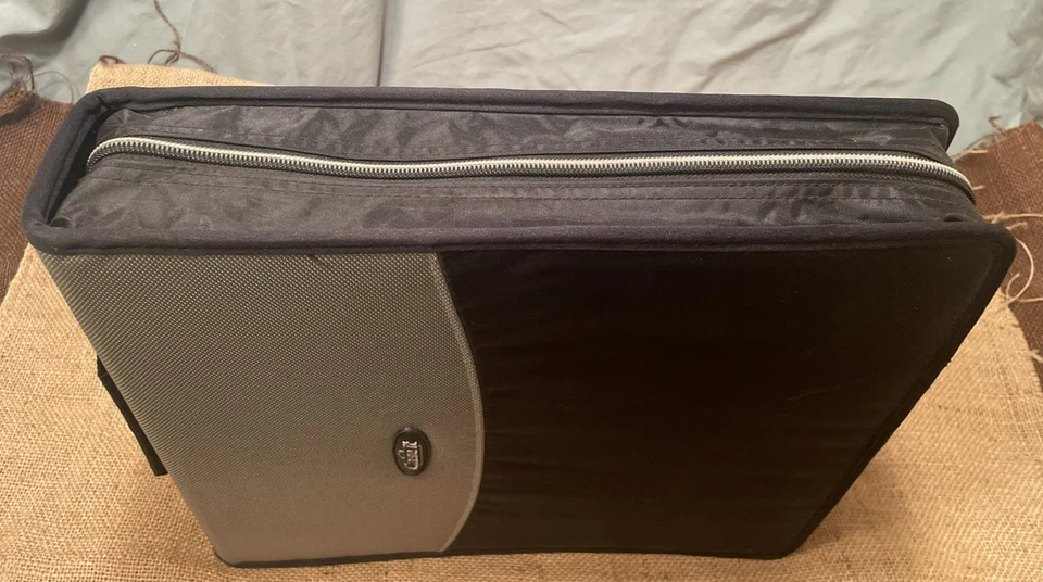 Large CASE IT Zippered 192 CD/DVD Double Three Ring Binder Storage Holder - Image 3 of 4
