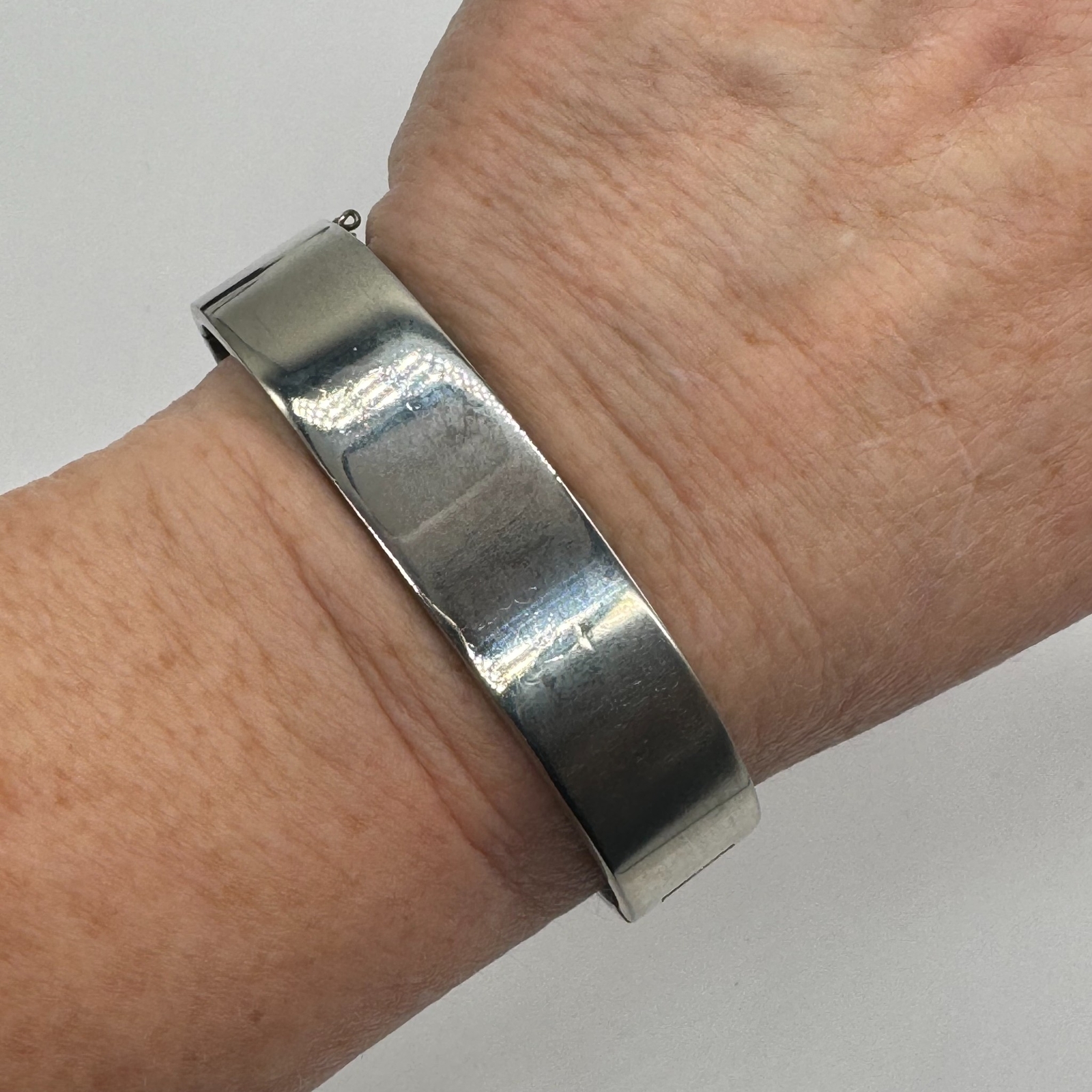 Heavy Sterling Silver 15mm Solid Oval Hinged Bang… - image 4