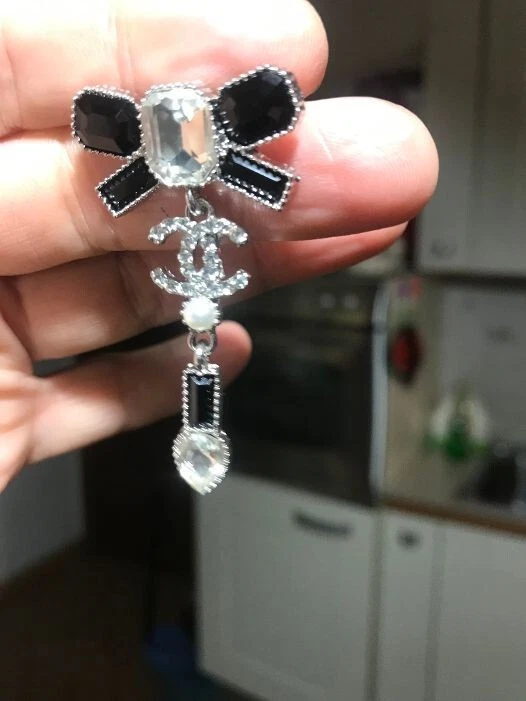 Chanel CC  B23K Ribbon Rhinestone  Silver Black Earrings - Immagine 4 di 4