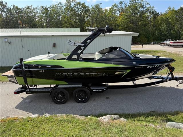 2015 Malibu Wakesetter 23 LSV  Black