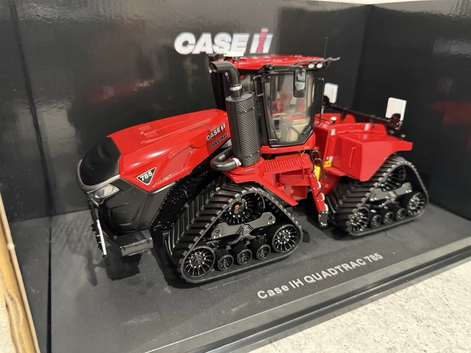 Universal Hobbies - Case IH Quadtrac 785 - Red - UH6821 - 1:32 Scale - Mint/New - Image 2 of 4