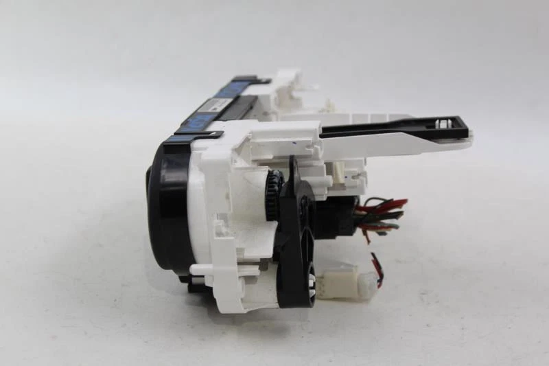 Hatchback con control de temperatura para Nissan Versa 2010-2012 OEM #25028 Foto 2 de 4