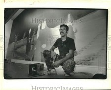 1988 Press Photo Inmate Carlos Roviona painting a mural at Arthur Roger Gallery