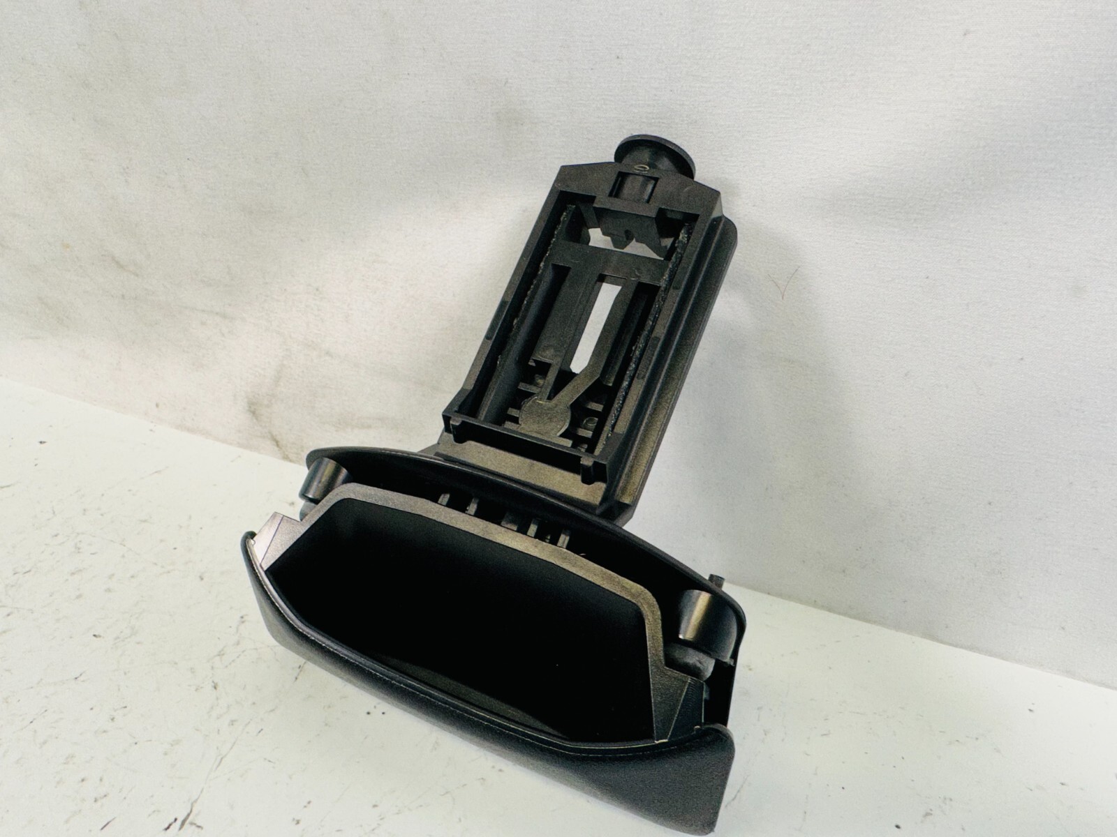 08 14 MERCEDES C300 W204 EMERGENCY PARKING PARK BRAKE RELEASE HANDLE