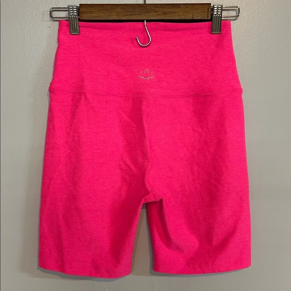 Pantalones Cortos Beyond Yoga Bicicleta Rosa Caliente Jaspeado Cintura Alta Talla Mediana Foto 3 de 4