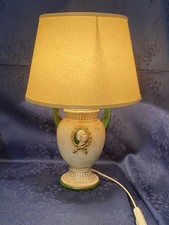 Lampada da tavolo,con base in ceramica a forma di vaso,decorata con un cammeo 