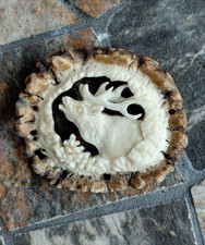 Hirschhornrose, geschnitzt, Hirschmotiv, Jagdschmuck, Knopf Horn, 42 mm.