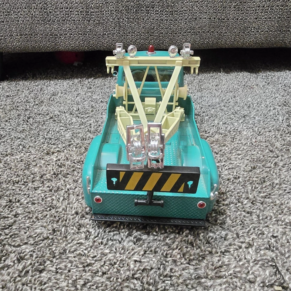 Welly 1956 Ford F-100 Tow Truck 1/18 Scale - Image 4 of 4