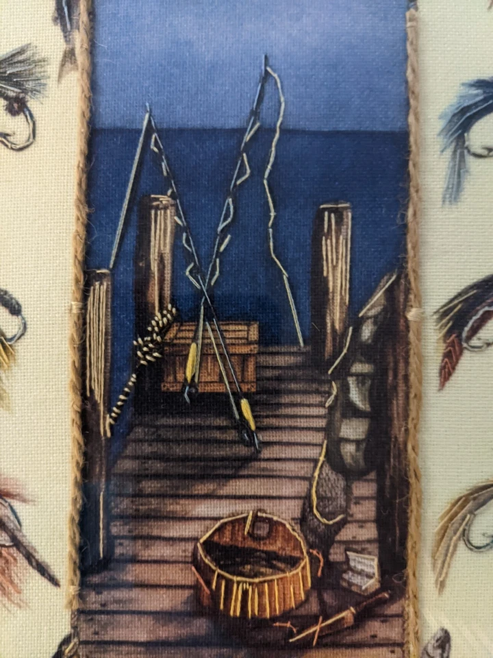 Paisaje de pesca bordado en panel de lino en marco de metal imagen Foto 3 de 4