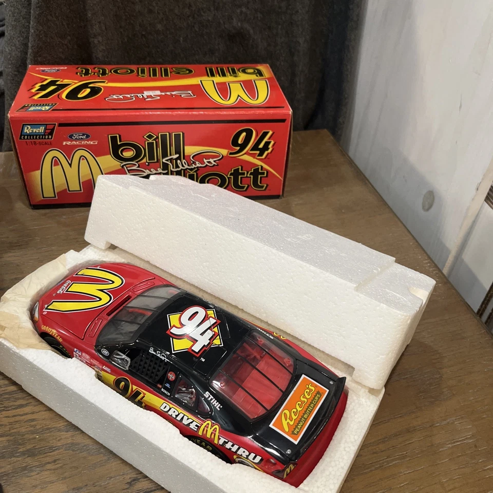Coche de stock Revell Bill Elliott #94 1997 McDonald's escala 1:18 Foto 2 de 4