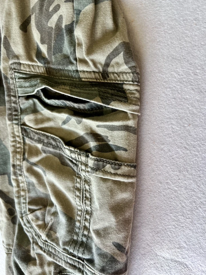 Pantalones cargo Wrangler para niño talla 14 Husky camuflados pierna recta cintura ajustable Foto 3 de 4