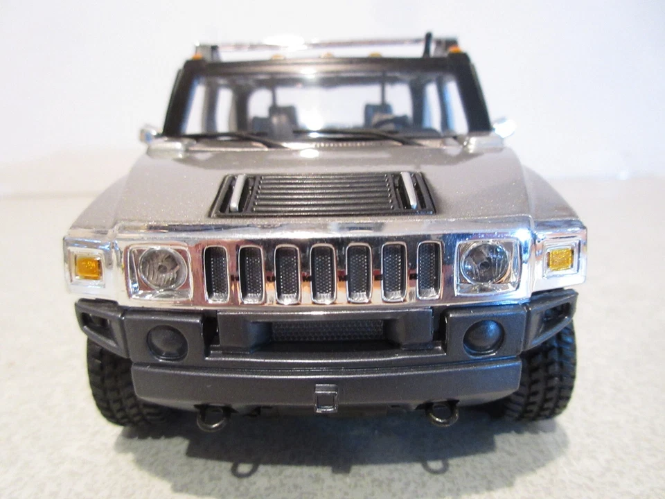 Hummer H2 SUT Maisto de colección escala 1:27 fundido a presión edición especial plata 2001 Foto 4 de 4