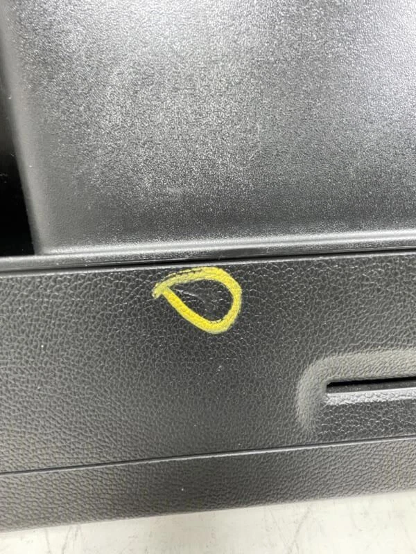 PANEL DE MOLDURA PUERTA LEVADIZA INFERIOR TRASERA VOLKSWAGEN GOLF 2012 DE FÁBRICA Foto 3 de 4