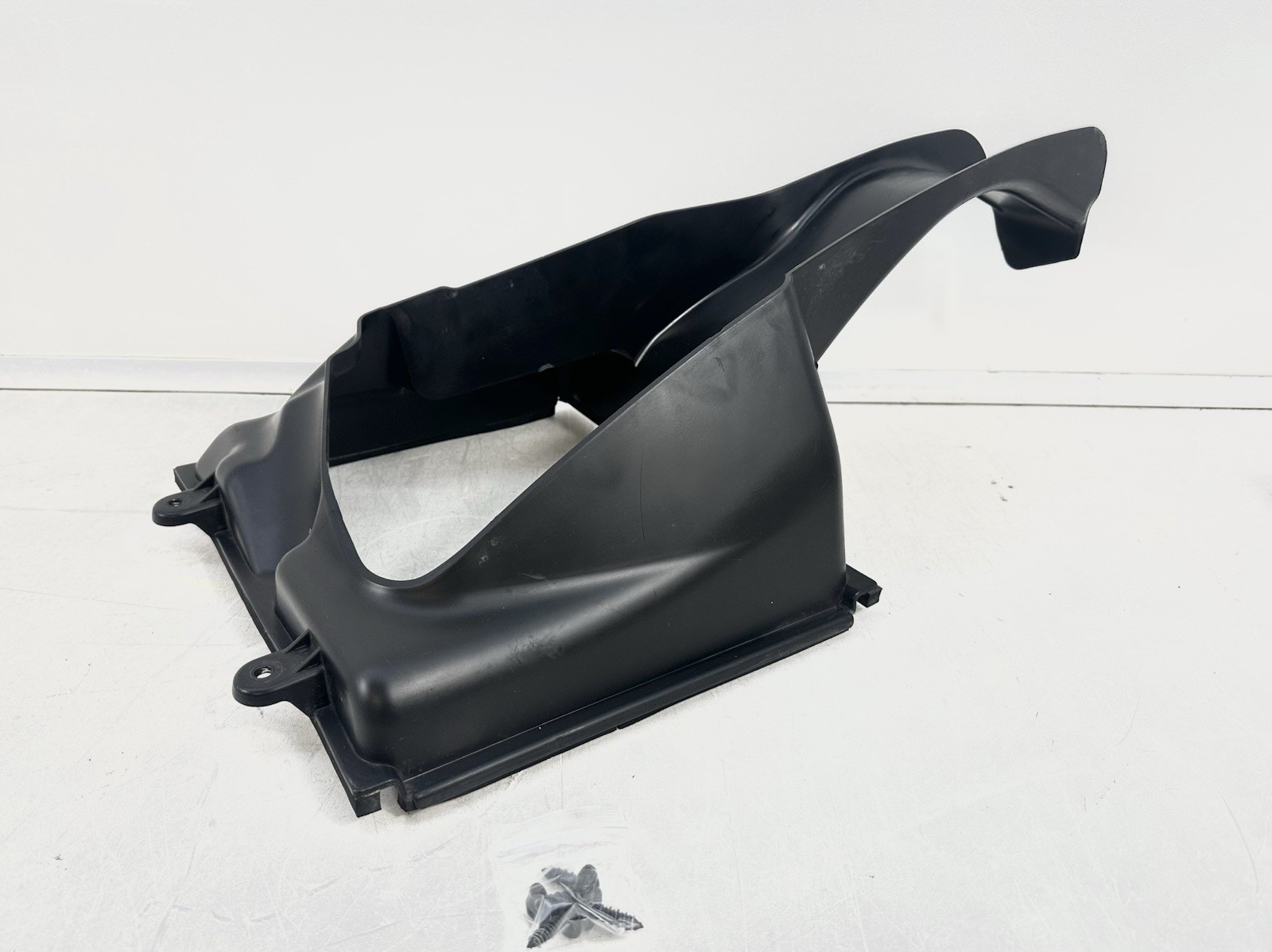 14-20 Maserati Ghibli M157 Front Right Intercooler Duct Shroud 670004139 OEM