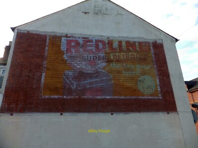 Foto 6x4 Redline Benzin Werbung Eine Nahaufnahme der Werbung um 2014