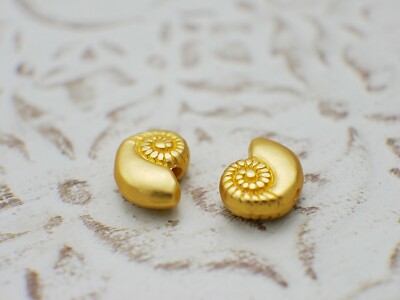 NELLYS 10 Spacer Zwischenperlen Charm Schnecke matt gold ca 11x9mm Metallperlen 