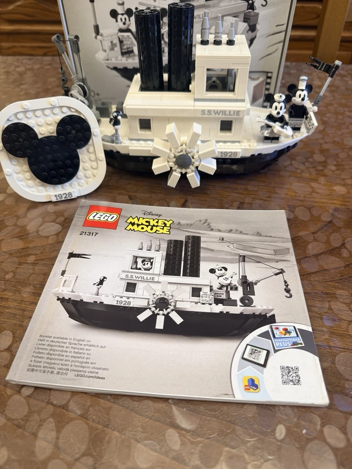LEGO Ideas 21317 Steamboat Willie, foto 2 di 5