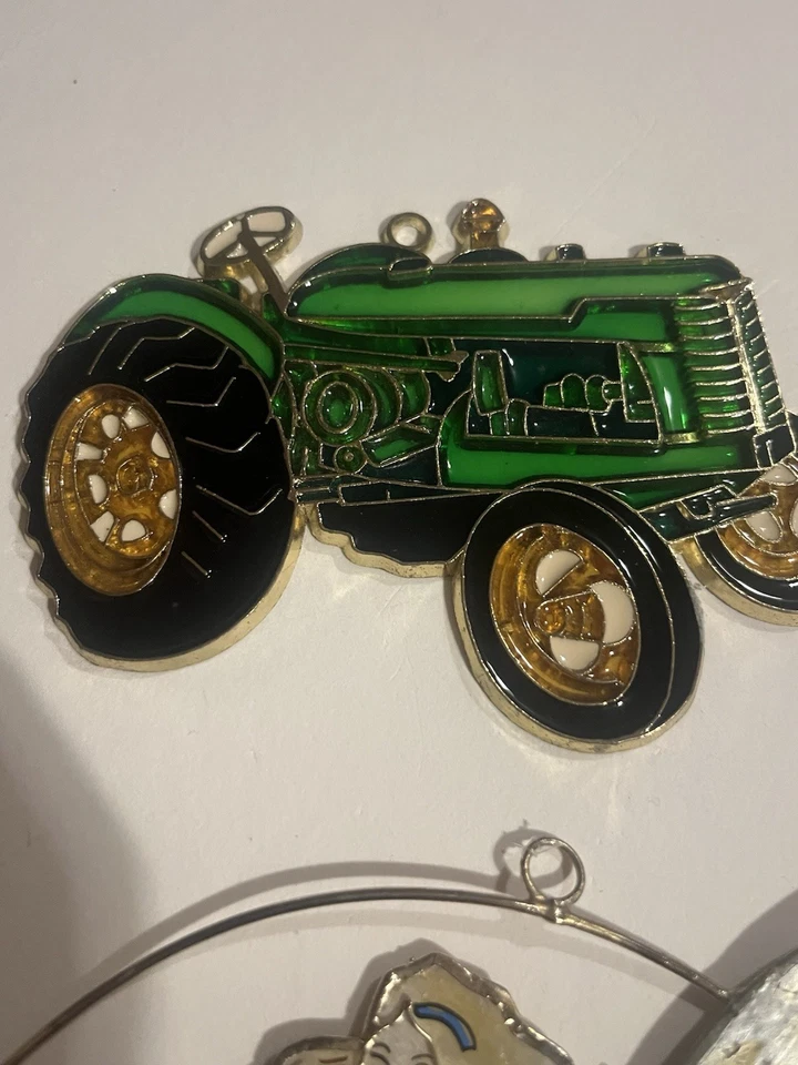 Atrapasoles de colección; John Deere, pato mallardo, ángeles abrazados, loro y linterna Foto 2 de 4