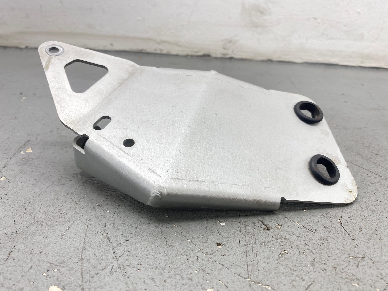 2020-2023 MCLAREN GT RIGHT SIDE MISC SUPPORT BRACKET 22LA010GP OEM 2021 2022