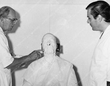 } Candid Christopher Lee en silla de maquillaje para máscara de vida 1734-21 - 1734-021