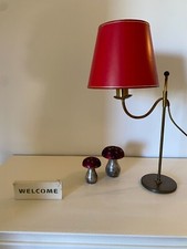 Verstellbare 70er/80er Jahre Lampe. Messingfuß mit rotem Lampenschirm.