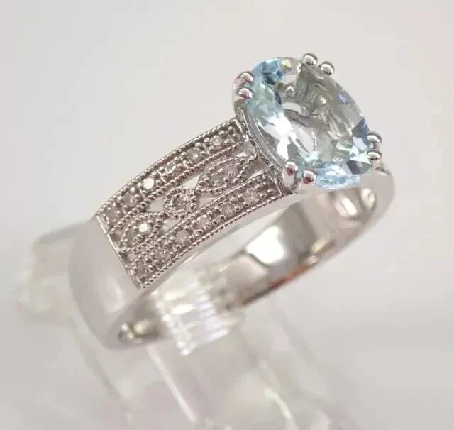 Anillo de compromiso solitario aguamarina ovalado de 2 quilates enchapado en oro blanco de 14 quilates Foto 2 de 4