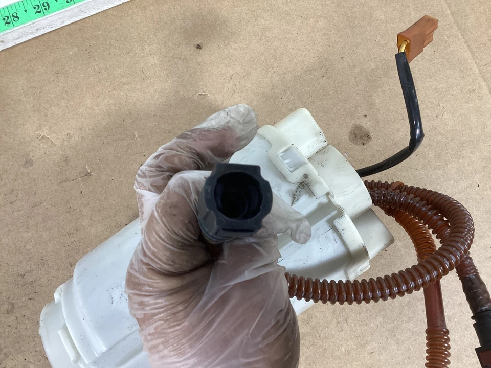 2008 - 2010 Porsche Cayenne 3.6 Fuel Pump Right Passenger Side 228236005 OEM . - Image 4 of 4