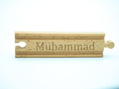 Personalisiertes Geburtstagsgeschenk für Mohammed Holzeisenbahn Schienen Gravur mit seinem Namen