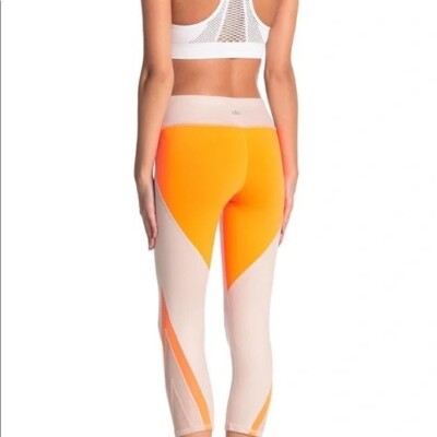 ALO YOGA Synthetic Range Mesh Capri Leggings in Orange Nude Sz Medium 