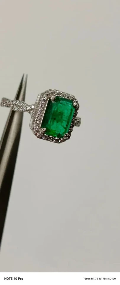 Anillo de compromiso de platino 950 con diamantes esmeralda natural de 2,75 quilates Foto 3 de 4