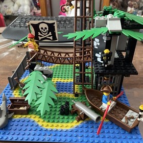 Vintage LEGO Pirates Forbidden Island (6270) Complete with figures, instructions