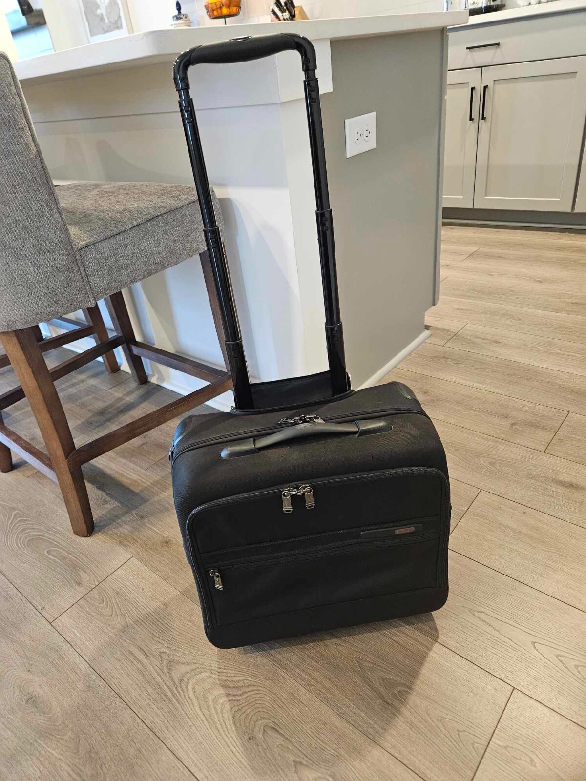 Tumi carryon luggage w/wheels Black 14x15x8 Fits under seat Pilot