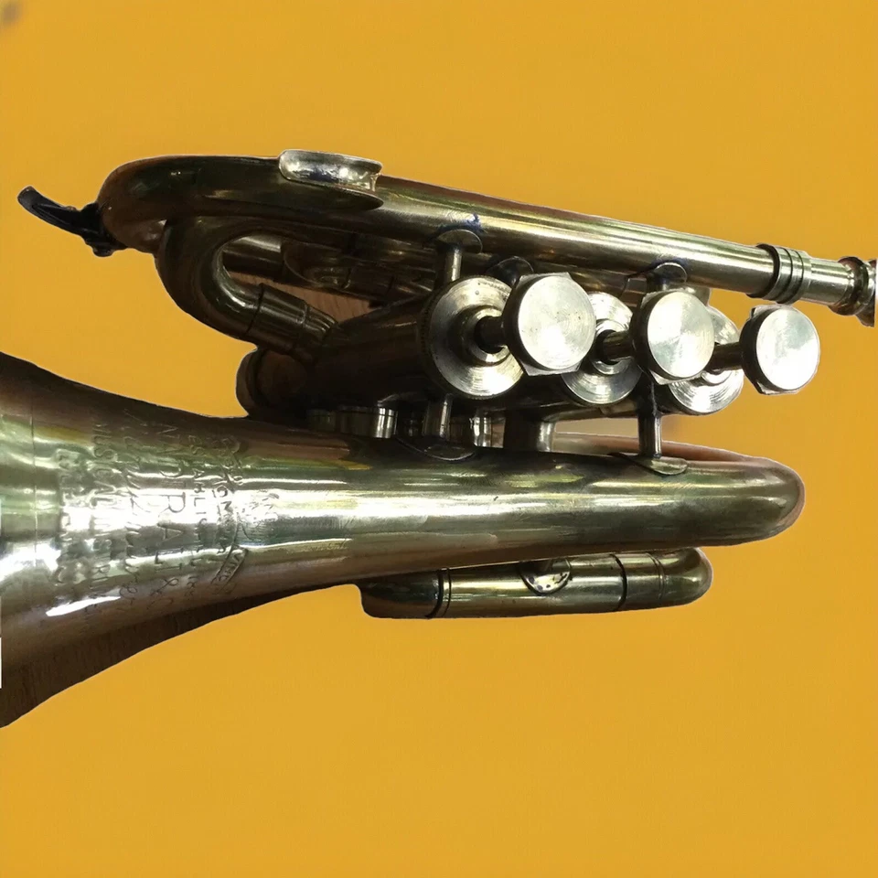 Trompeta de bolsillo vintage con acabado pulido de latón Bb boquilla de 3 válvulas. Foto 4 de 4