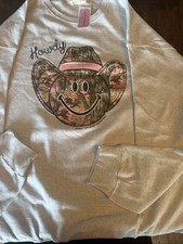 Simply Southern ladies Howdy sweatshirt size XL-XXL NWT Gray Camouflage  Pink