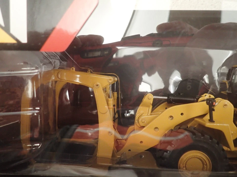 Tonkin Replicas TR10011 1:50 Cat 988K with Millyard Arrangement Untouched - Image 2 of 4