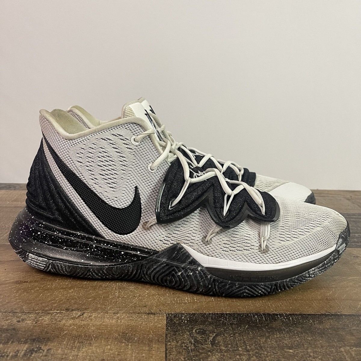 シューズ(男性用) SneakerRoom x Kyrie 5 Nike SneakerRoom x Kyrie 5 'I Love You Mom White Red' CU0677-100