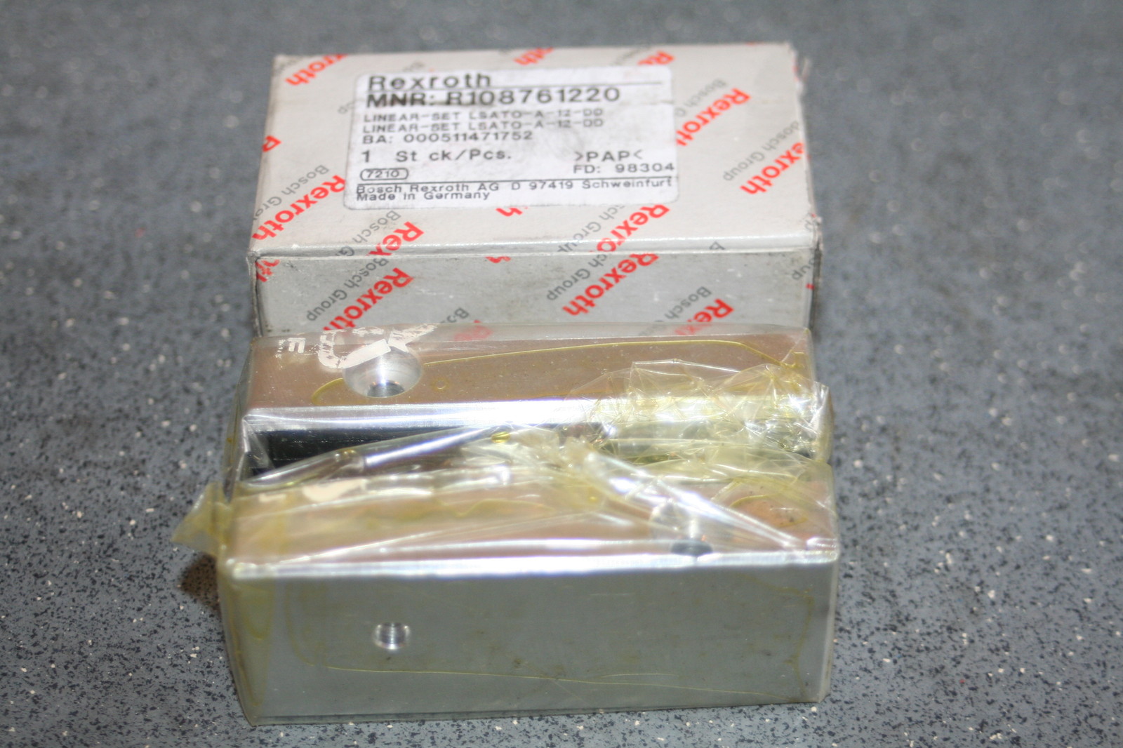 Rexroth Bosch R1087-612-20 Linear Bearing Block 12mm R108761220 * NEW *