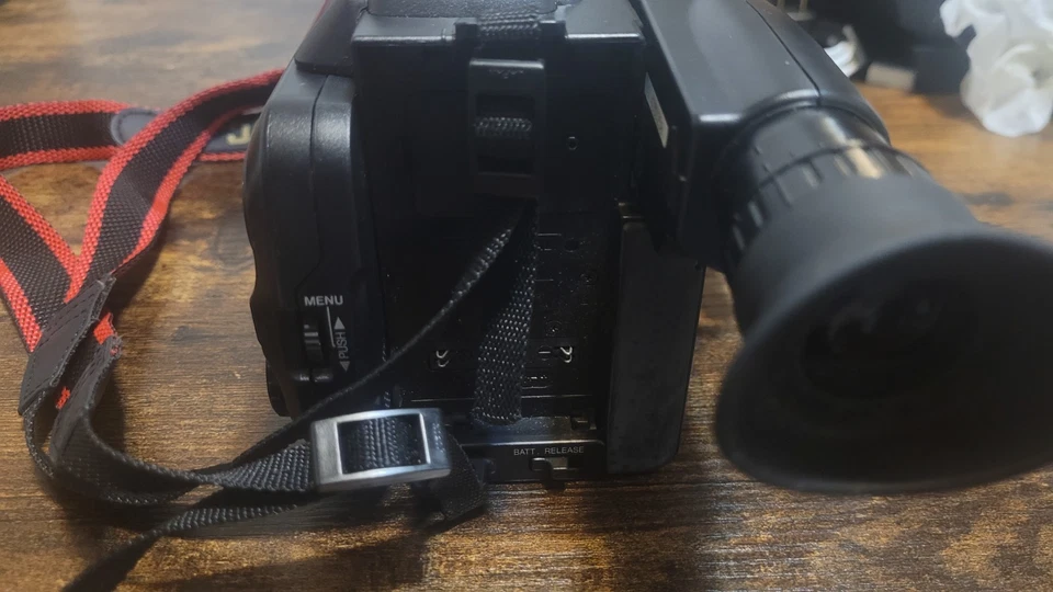 Видеокамера видеокамера JVC GR-AXM100U VHS Handycam с зарядным устройством (непроверенная) - Изображение 4 из 4