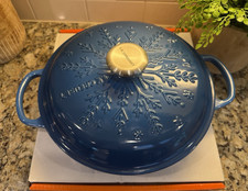 NEW Le Creuset Noël Signature Snowflake 2.25 qt Braiser Marseille Snow Cast Iron
