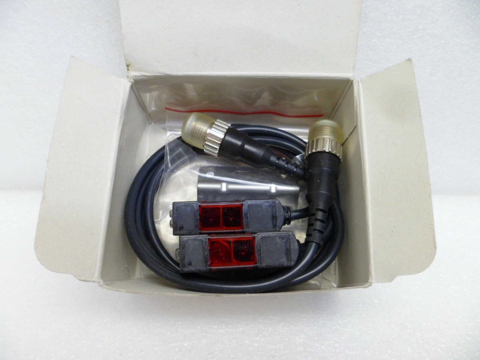 OMRON E3S-AT81-M1J PHOTOELECTRIC SWITCH SET 10-30 VDC. N.I.B. Free Ship USA